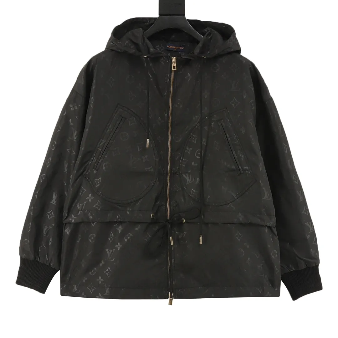 🅿️570 Louis Vuitton/Louis Vuitton All-over Printed Presbyopic Workwear Pocket Windbreaker Zipper Jacket Purchase the original version and have it printed immediately. The fabric is made of custom densely spun technical fabric that is light and thin, and the upper body is silky and breathable. Infrared positioning cutting, workwear-style windbreaker design, the upper body is invincible and versatile. All details are customized and developed, and all hardware and accessories are restored to ZP. Size：XS-L